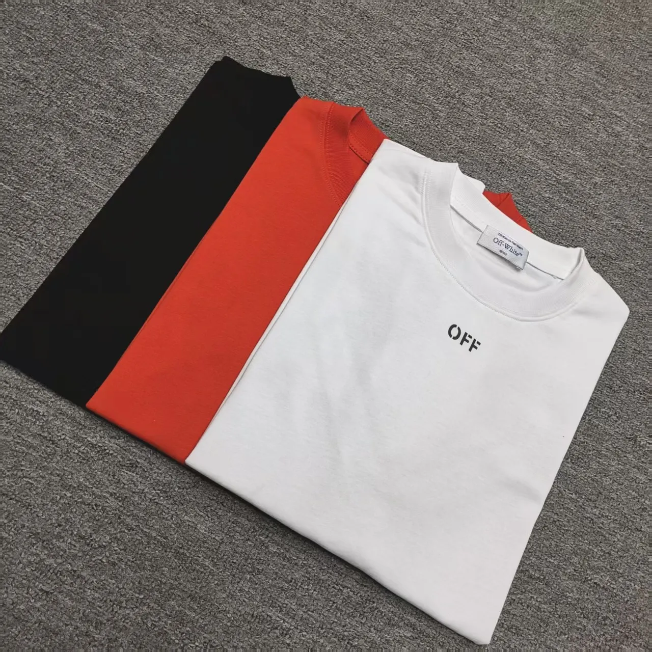 The top proven version OFF-WHI* 25SS new printed short-sleeves, loose fit, the same style for male and female couples stars. American designer Virgil Abloh founded the luxury street brand Off-White based on the pop culture of the younger generation. Walking between street culture and high-end fashion, contemporary elements are used to interpret youth culture, and fine workmanship is used to interpret trendy clothing. Photos, paintings and eye-catching graphic printing are all sources of inspiration for the designer. 32 counts of 260g double yarn pure cotton fabric, the printing uses Kornit digital direct injection technology, and the picture is clear. The white glue base ensures the firmness of the printing, and machine washing is stress-free - 1:1 original mold opening, ZP development, perfectly restored to the original version, produced by a large factory, not produced by a small factory on the market, fine wiring, top-notch craftsmanship, welcome to compare - A complete set of customized accessories for collar labels, hang tags, and washing labels - Exclusive logo packaging - No matter age, body shape or gender, it is very suitable for both men and women. All details are real photos, buy with confidence. Color: Black White Orange Size: S-XL P;120